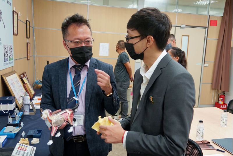 皇亮生醫薛仲俊總經理解說產品特色，並透露目前已因應現代人陪伴需求研發毛小孩專用骨釘產品。  圖片來源：高市府經發局