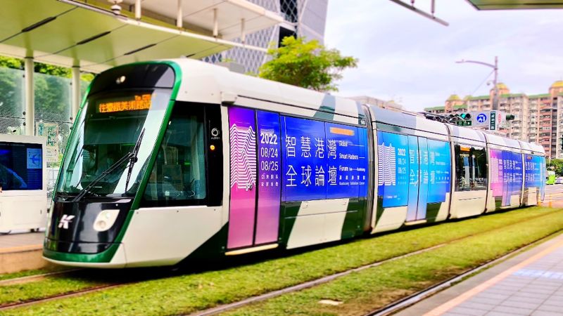 高雄輕軌列車換新裝,以「K」字設計結合海浪意象,代表高雄的城市轉型如浪花一波接一波,在城市中穿梭,同時宣告「2022智慧港灣全球論壇」將於8月24至25日於高雄展覽館盛大揭幕。 圖片來源:高市府經發局 高雄輕軌列車換新裝,以「K」字設計結合海浪意象,代表高雄的城市轉型如浪花一波接一波,在城市中穿梭,同時宣告「2022智慧港灣全球論壇」將於8月24至25日於高雄展覽館盛大揭幕。 圖片來源:高市府經發局