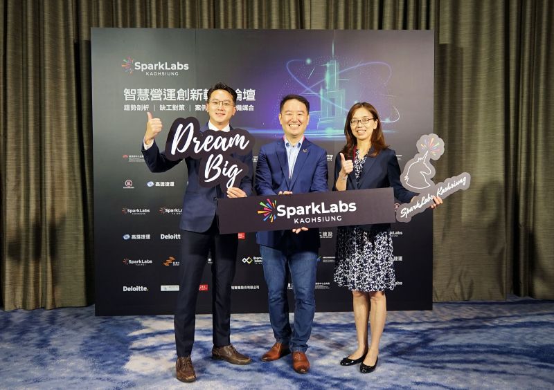 左起高市府經發局長廖泰翔、SparkLabs Kaohsiung共同創辦人邱彥錡、經濟部中企處副處長胡貝蒂出席智慧營運創新轉型論壇合影。 圖片來源:高市府經發局 左起高市府經發局長廖泰翔、SparkLabs Kaohsiung共同創辦人邱彥錡、經濟部中企處副處長胡貝蒂出席智慧營運創新轉型論壇合影。 圖片來源:高市府經發局