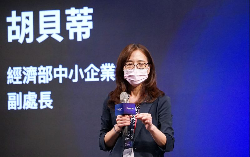 經濟部中企處副處長胡貝蒂今在論壇強調新創是企業數位轉型最好幫手,呼籲企業踴躍洽詢合作。 圖片來源:高市府經發局 經濟部中企處副處長胡貝蒂今在論壇強調新創是企業數位轉型最好幫手,呼籲企業踴躍洽詢合作。 圖片來源:高市府經發局