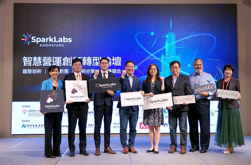 高市府經發局長廖泰翔、SparkLabs Kaohsiung共同創辦人邱彥錡、經濟部中企處副處長胡貝蒂與論壇講師合影。 圖片來源:高市府經發局 高市府經發局長廖泰翔、SparkLabs Kaohsiung共同創辦人邱彥錡、經濟部中企處副處長胡貝蒂與論壇講師合影。 圖片來源:高市府經發局