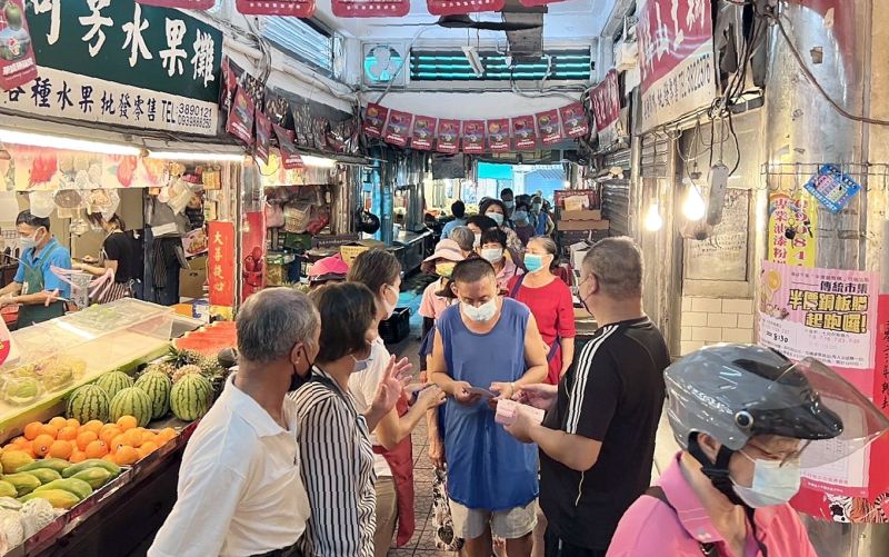 經濟部舉辦「半價銅板購」帶動高雄12處市集平均業績與來客成長最高三成,創造近200萬元商機。(圖為三民第二市場發放兌換券) 圖片來源:高市府經發局 經濟部舉辦「半價銅板購」帶動高雄12處市集平均業績與來客成長最高三成,創造近200萬元商機。(圖為三民第二市場發放兌換券) 圖片來源:高市府經發局