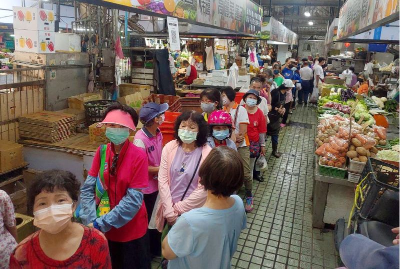 哈囉市場民眾排隊換購50元優惠商品,經發局指出短短15分鐘內就全數賣光,表現最為亮眼。 圖片來源:高市府經發局 哈囉市場民眾排隊換購50元優惠商品,經發局指出短短15分鐘內就全數賣光,表現最為亮眼。 圖片來源:高市府經發局