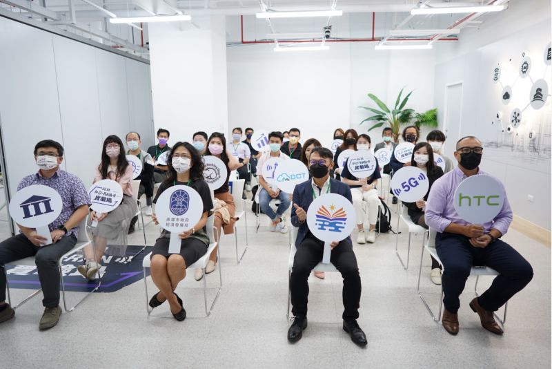 高市府經發局4日舉辦「5G創新應用/智慧未來」學術交流專場活動,促進產學合作共創新解方,吸引線上線下近50人參與。(圖為與會貴賓合影) 圖片來源:高市府經發局 高市府經發局4日舉辦「5G創新應用/智慧未來」學術交流專場活動,促進產學合作共創新解方,吸引線上線下近50人參與。(圖為與會貴賓合影) 圖片來源:高市府經發局