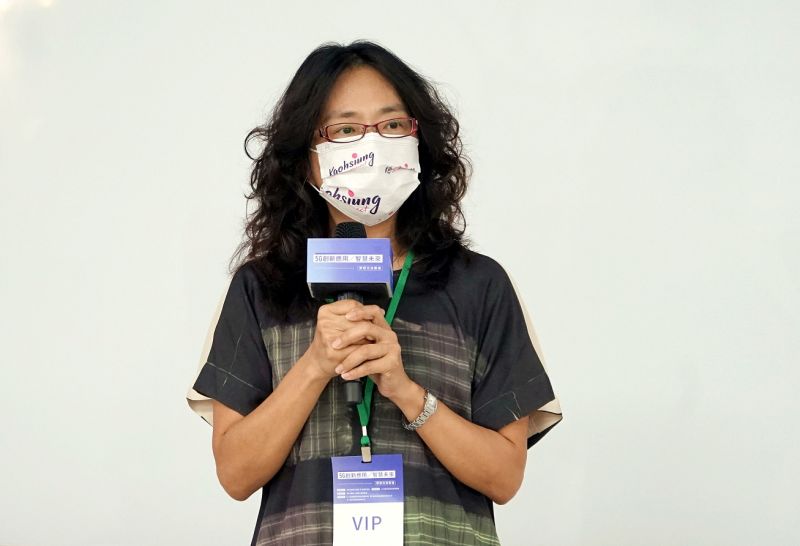 經發局專委陳怡良致詞時表示,市府聯手中央推動「亞灣5G AIoT創新園區」,聯手大廠以大帶小、促進產學合作,將技術跟服務應用輸出國際。 圖片來源:高市府經發局 經發局專委陳怡良致詞時表示,市府聯手中央推動「亞灣5G AIoT創新園區」,聯手大廠以大帶小、促進產學合作,將技術跟服務應用輸出國際。 圖片來源:高市府經發局