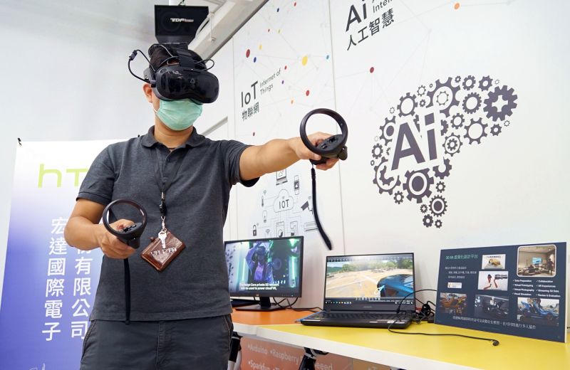 「5G創新應用/智慧未來」現場展示3D XR 虛擬化設計平台AI影像辨識智慧醫療解決方案，以及5G異地共工與AR訓練應用，提供師生體驗。  圖片來源：高市府經發局