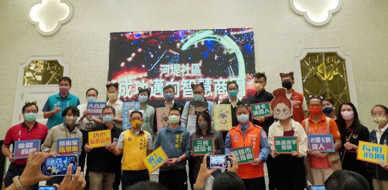 河堤商圈發展協會宣布發行萬張三民認同卡,立委李昆澤、林岱樺及高市府副秘書長王啓川和多位市議員、貴賓都到場力挺。 圖片來源:高市府經發局 河堤商圈發展協會宣布發行萬張三民認同卡,立委李昆澤、林岱樺及高市府副秘書長王啓川和多位市議員、貴賓都到場力挺。 圖片來源:高市府經發局