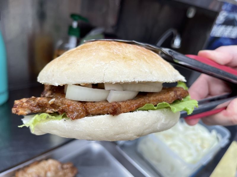 台中忠孝路夜市,正宗澳門豬扒包 圖片來源:李大人吃遊記 台中忠孝路夜市,正宗澳門豬扒包 圖片來源:李大人吃遊記