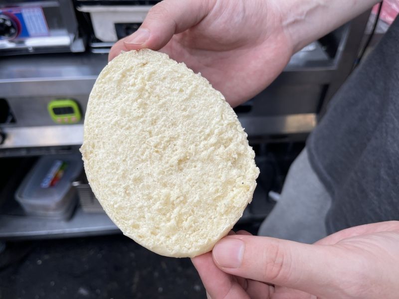 台中忠孝路夜市,正宗澳門豬扒包 圖片來源:李大人吃遊記 台中忠孝路夜市,正宗澳門豬扒包 圖片來源:李大人吃遊記