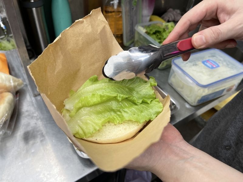 台中忠孝路夜市,正宗澳門豬扒包 圖片來源:李大人吃遊記 台中忠孝路夜市,正宗澳門豬扒包 圖片來源:李大人吃遊記