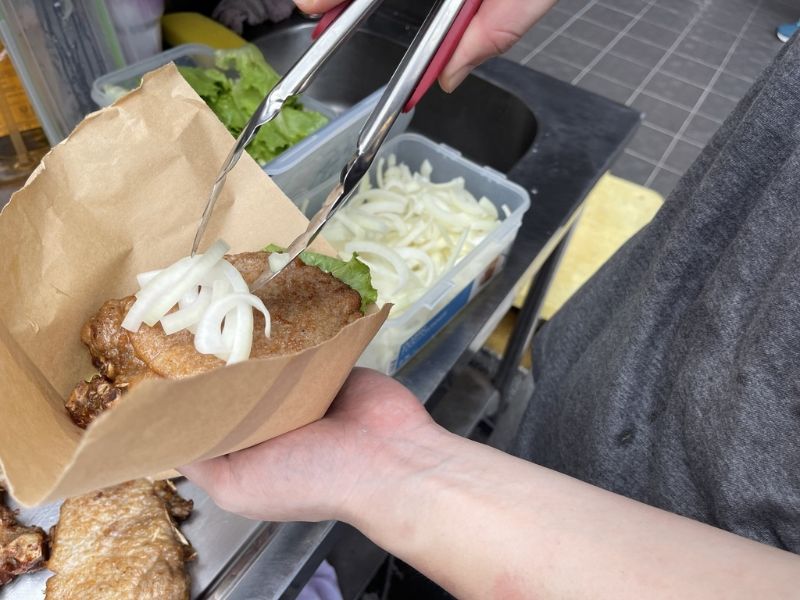 台中忠孝路夜市,正宗澳門豬扒包 圖片來源:李大人吃遊記 台中忠孝路夜市,正宗澳門豬扒包 圖片來源:李大人吃遊記