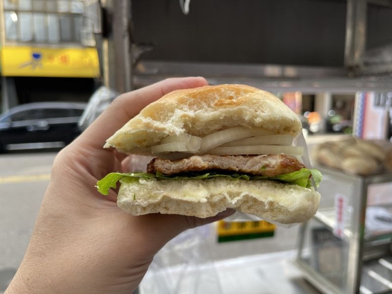 台中忠孝路夜市,正宗澳門豬扒包 圖片來源:李大人吃遊記 台中忠孝路夜市,正宗澳門豬扒包 圖片來源:李大人吃遊記