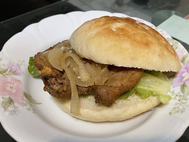 台中忠孝路夜市,正宗澳門豬扒包 圖片來源:李大人吃遊記 台中忠孝路夜市,正宗澳門豬扒包 圖片來源:李大人吃遊記