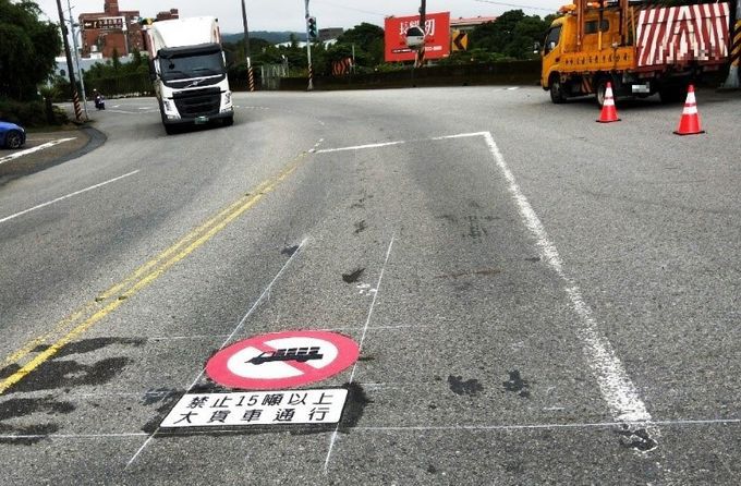 蘆竹區南山北路一段-大貨車禁行地面標誌 蘆竹區南山北路一段-大貨車禁行地面標誌