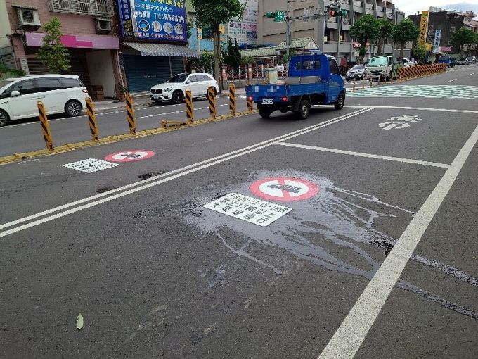 大溪區埔頂路二段-大貨車禁行地面標誌 大溪區埔頂路二段-大貨車禁行地面標誌