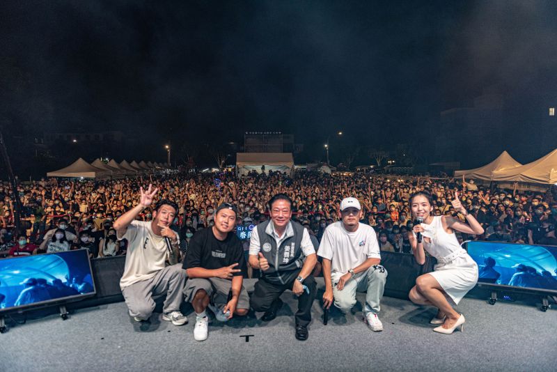 新屋區區長姜義坤率出席歌手，在舞台上留下歷史畫面。  圖片來源：新屋區公所