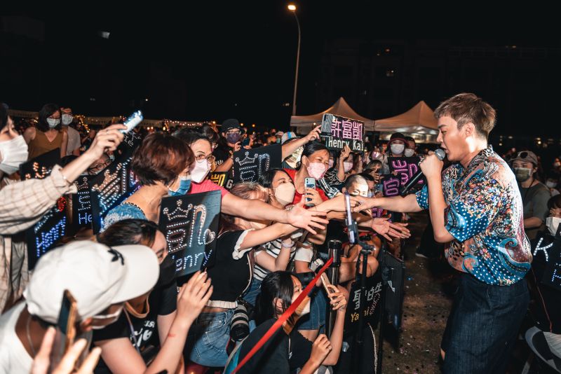 歌手許富凱廣受歌迷歡迎  圖片來源：新屋區公所