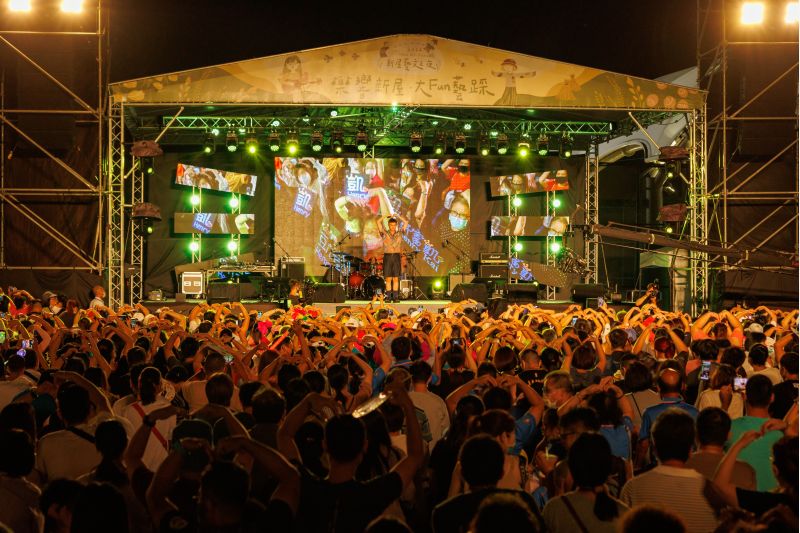 「新屋藝文之夜」會場萬頭鑽動，但也配合歌手做出整齊劃一的手勢。  圖片來源：新屋區公所