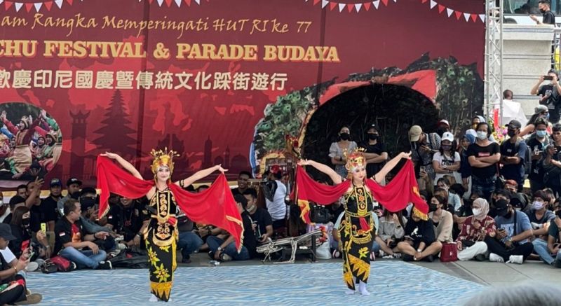 在台印尼移工身著傳統服裝,跳著印尼傳統舞蹈來慶祝自己國家的生日。 圖片來源:童錦杰 在台印尼移工身著傳統服裝,跳著印尼傳統舞蹈來慶祝自己國家的生日。 圖片來源:童錦杰
