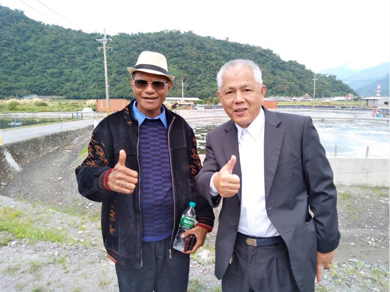 印尼全國鄉村合作社顧問黃富宸(右)與來台參訪的印尼全國鄉村合作社主席賀爾曼在宜蘭東澳留下身影 圖片來源:黃富宸 印尼全國鄉村合作社顧問黃富宸(右)與來台參訪的印尼全國鄉村合作社主席賀爾曼在宜蘭東澳留下身影 圖片來源:黃富宸