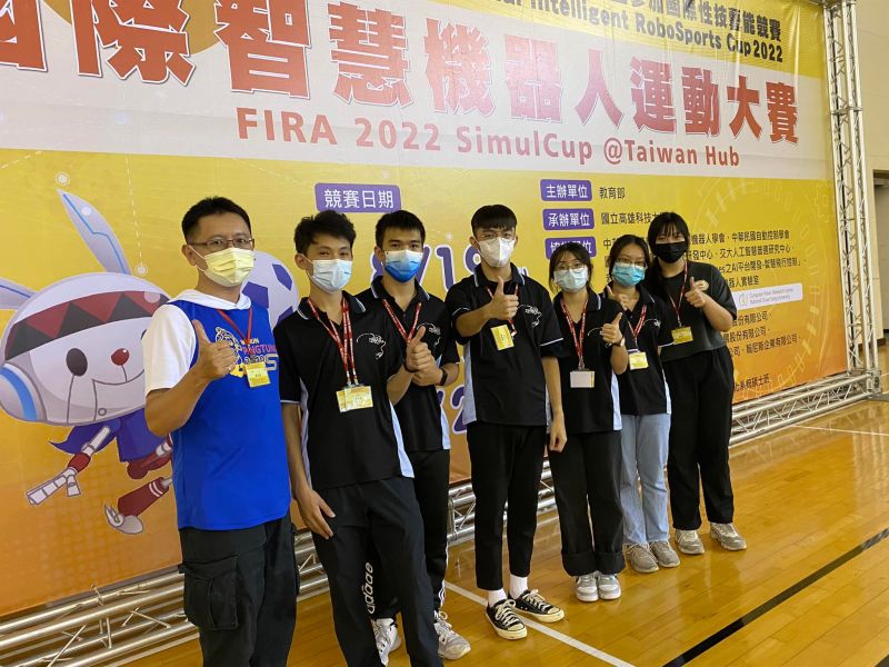 高英工商展現科技王者風采 2022國際智慧機器人運動大賽包辦一二三名 打造未來科技棟梁 AI智慧機器人的人才搖籃 圖片來源:記者 高英工商展現科技王者風采 2022國際智慧機器人運動大賽包辦一二三名 打造未來科技棟梁 AI智慧機器人的人才搖籃 圖片來源:記者