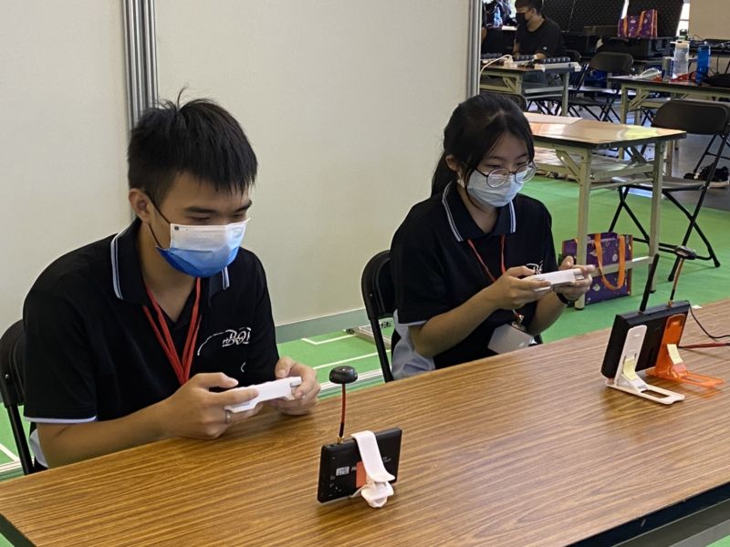 高英工商展現科技王者風采 2022國際智慧機器人運動大賽包辦一二三名 打造未來科技棟梁 AI智慧機器人的人才搖籃 圖片來源:記者 高英工商展現科技王者風采 2022國際智慧機器人運動大賽包辦一二三名 打造未來科技棟梁 AI智慧機器人的人才搖籃 圖片來源:記者