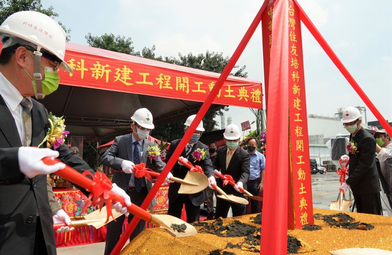 台灣住友培科在大發工業區舉行新建工程動土典禮,住友培科總經理楢村光昭、高雄市副秘書長王啟川、經發局副局長王宏榮及多位業界貴賓共同為新廠起鏟動土。 圖片來源:高市府經發局 台灣住友培科在大發工業區舉行新建工程動土典禮,住友培科總經理楢村光昭、高雄市副秘書長王啟川、經發局副局長王宏榮及多位業界貴賓共同為新廠起鏟動土。 圖片來源:高市府經發局