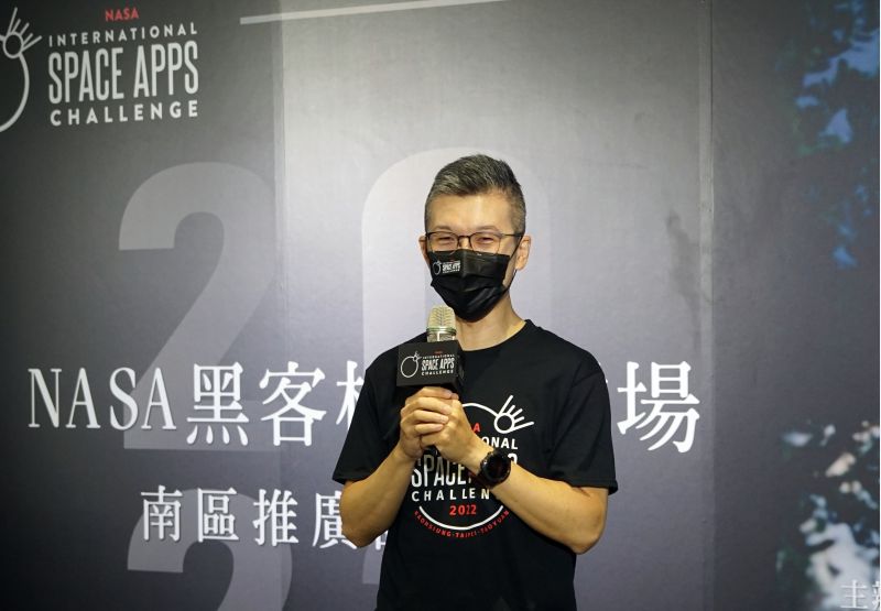 NASA黑客松評審團首席顧問暨總召吳俊輝親自南下說明賽制規則，呼籲在地人才踴躍組隊向地球村做出貢獻，讓世界看到高雄。  圖片來源：高市府經發局