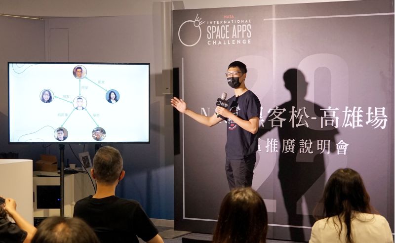 曾獲去（110）NASA黑客松全球賽「最佳科學應用獎（Best Use of Science）」的Ani's Cuff隊員曹皓鈞和參與者交流參賽經驗。  圖片來源：高市府經發局