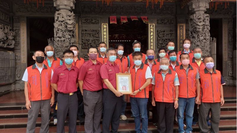 右昌元帥府、三山國王府主委陳善慧率領廟方諸委員辦理消防住警器捐贈。 圖片來源:吳進仁翻攝 右昌元帥府、三山國王府主委陳善慧率領廟方諸委員辦理消防住警器捐贈。 圖片來源:吳進仁翻攝
