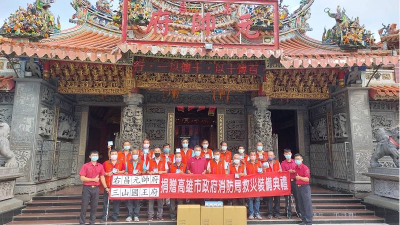 廟方及各位信徒為回饋在地鄉親,守護里民的居家安全,捐贈600顆住警器予右昌分隊。 圖片來源:吳進仁翻攝 廟方及各位信徒為回饋在地鄉親,守護里民的居家安全,捐贈600顆住警器予右昌分隊。 圖片來源:吳進仁翻攝