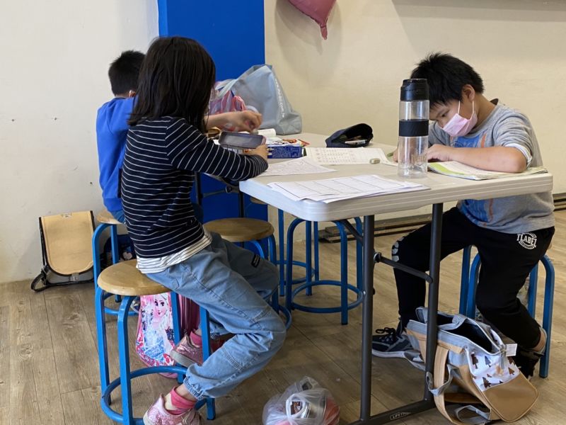 黃家三兄妹在學習  圖片來源：中華民國資源媒合互聯協會