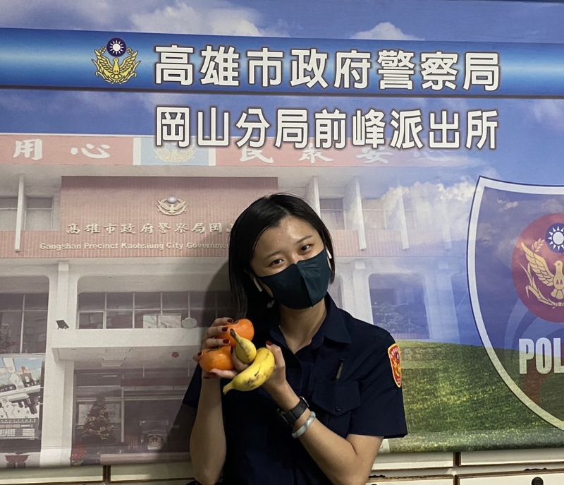 趙姓老翁拿了些許水果並堅持要給「紅包」表謝意遭警方婉拒。 圖片來源:吳進仁翻攝 趙姓老翁拿了些許水果並堅持要給「紅包」表謝意遭警方婉拒。 圖片來源:吳進仁翻攝