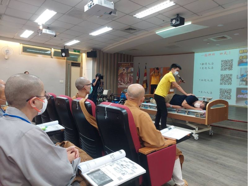 講師示範翻身移動技巧 圖片來源:玄奘大學 講師示範翻身移動技巧 圖片來源:玄奘大學