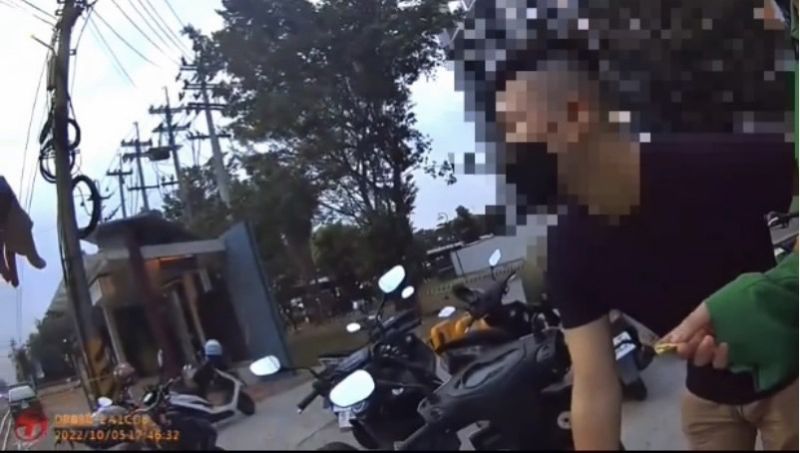 公車站旁10公尺內不得停車,違停車主遭警方開單舉發。 圖片來源:吳進仁翻攝 公車站旁10公尺內不得停車,違停車主遭警方開單舉發。 圖片來源:吳進仁翻攝