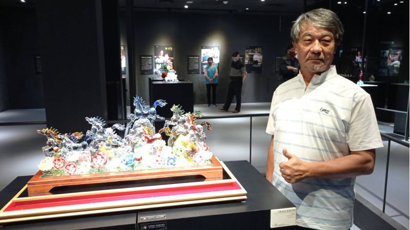 張炳鈞大師與作品合影