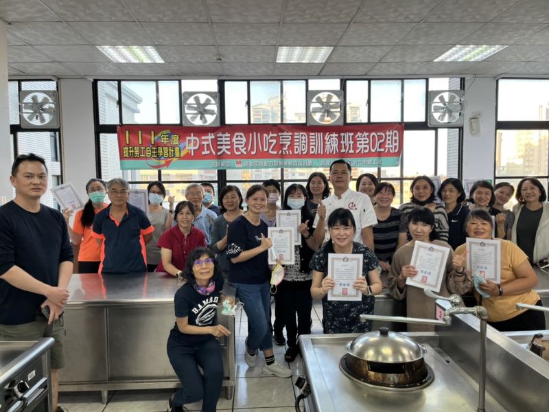 學員驕傲展示結業證書  圖片來源：新竹市總工會