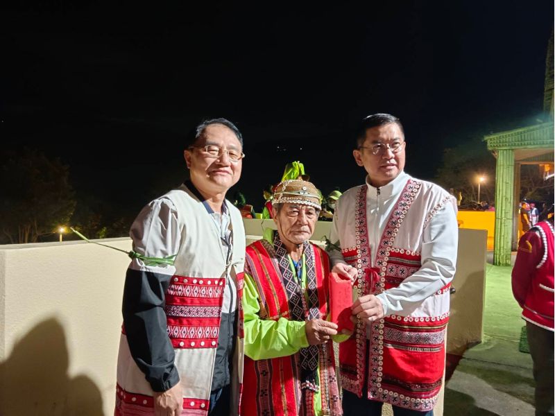 彭政雄副校長代表張董事長捐贈「賽夏族祭典管理委員會」，用來作為賽夏族傳統祭儀推動發展基金。  圖片來源：明新科大