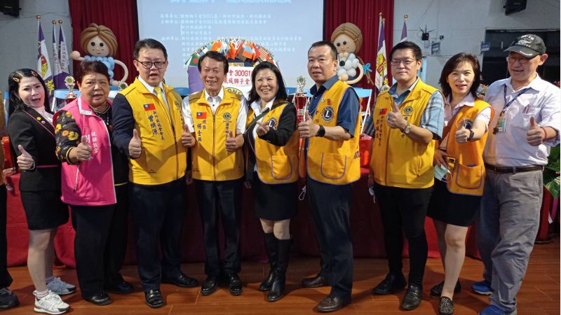 舉辦第十一屆新竹風城獅子盃英語演說比賽重要成員合影，左三為現任會長曾煥源，右五為前任會長李玥油，右三為幸福獅子會創會長郭麟儀。