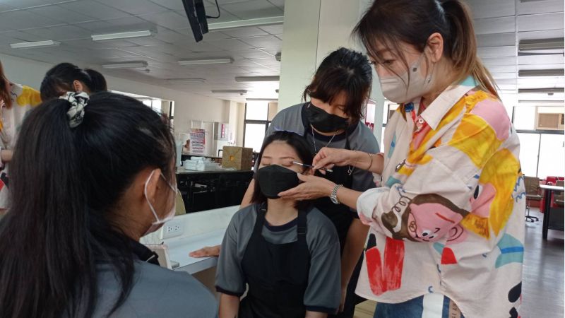 時尚科主任施雨辰指導同學美妝技巧