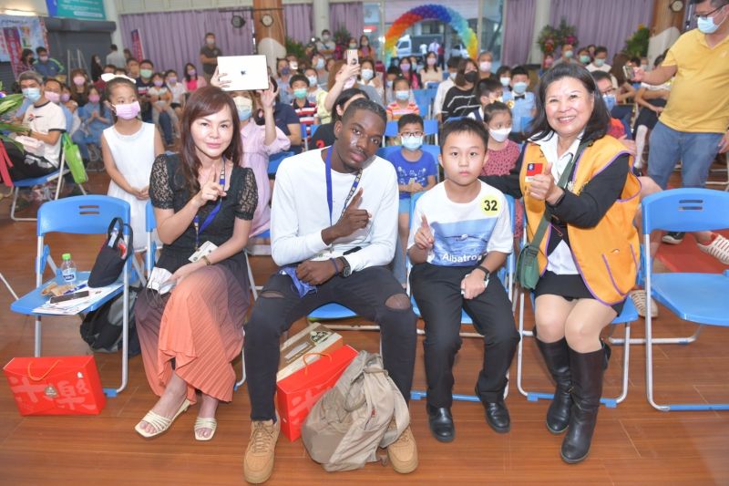 戴晨宇去年參賽未得名次，當時的會長李玥油特地頒最佳精神獎給他，今年再戰，戴晨宇終於拿下國小組第一名，李玥油及外師評審都讚許他的奮戰精神。  圖片來源：李玥油