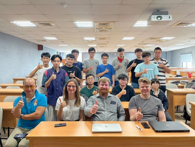 清大周卓煇特聘教授(左起)、拉脫維亞學者瑪格麗塔教授、溫布里斯教授、特拉斯科夫斯基斯教授與全體研究生合影。  圖片來源：周卓煇團隊