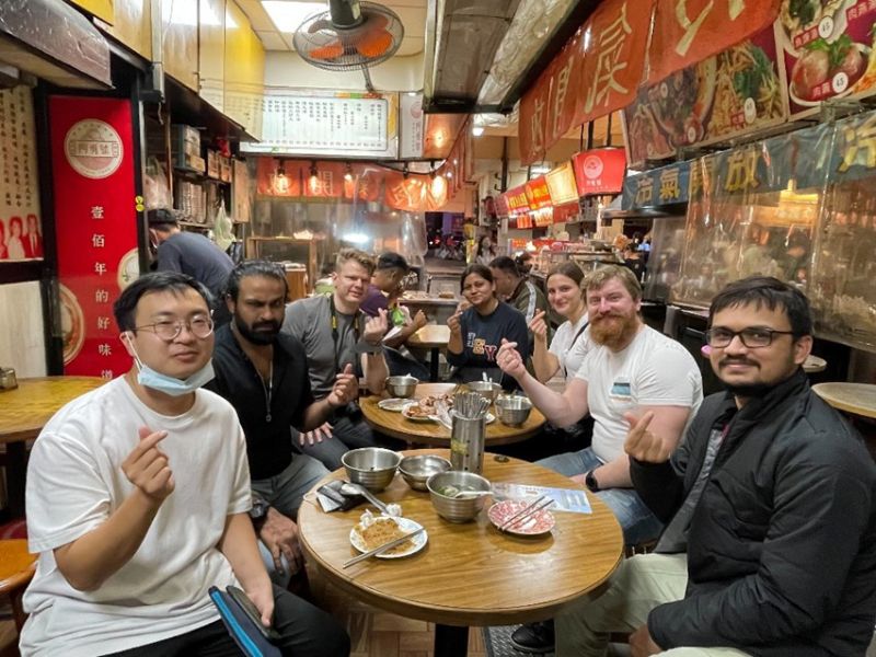 清大周教授團隊與拉脫維亞學者，於新竹城隍廟內，享用新竹米粉、貢丸等在地小吃。  圖片來源：周卓煇團隊