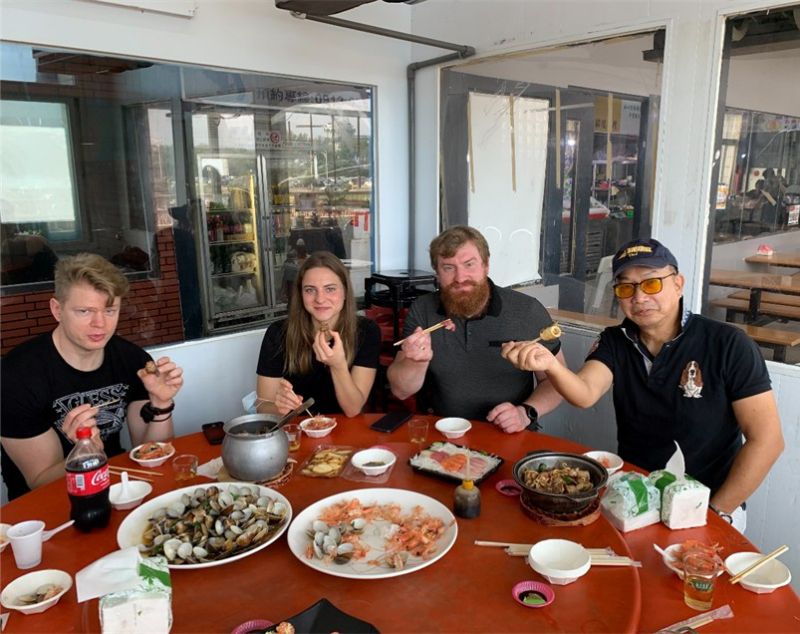 周教授邀請拉脫維亞學者，品嚐南寮漁港海鮮。  圖片來源：周卓煇團隊