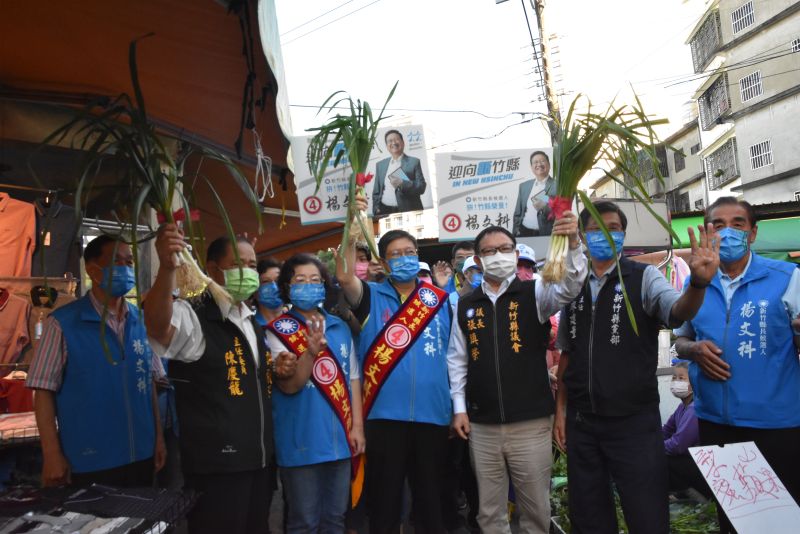 19日一早,楊文科與張鎮榮前往新豐市場拜票,攤商熱情送上蒜,祝福凍蒜。 圖片來源:楊文科競總 19日一早,楊文科與張鎮榮前往新豐市場拜票,攤商熱情送上蒜,祝福凍蒜。 圖片來源:楊文科競總