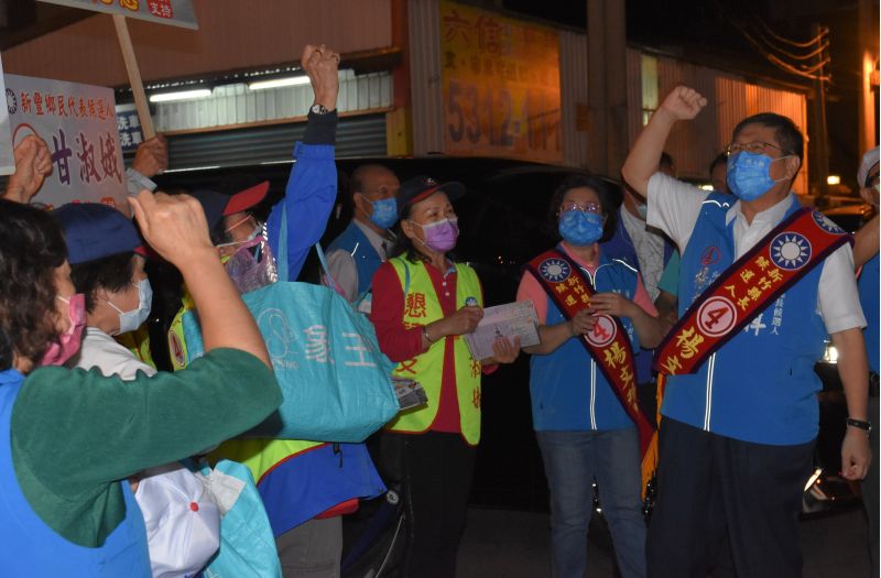 國民黨新竹縣長候選人楊文科(右一)18日晚間前往新庄子夜市,和支持者一起高喊凍蒜。 圖片來源:楊文科競總 國民黨新竹縣長候選人楊文科(右一)18日晚間前往新庄子夜市,和支持者一起高喊凍蒜。 圖片來源:楊文科競總