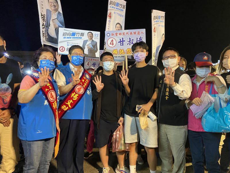 國民黨新竹縣長候選人楊文科(左二)、爭取連任的議長張鎮榮(右二),18日晚間前往新庄子夜市掃街,和年輕鄉親一起合影。 圖片來源:楊文科競總 國民黨新竹縣長候選人楊文科(左二)、爭取連任的議長張鎮榮(右二),18日晚間前往新庄子夜市掃街,和年輕鄉親一起合影。 圖片來源:楊文科競總