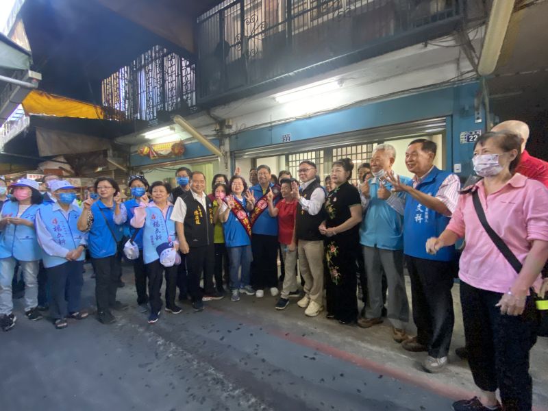 楊文科與張鎮榮合體新豐市場拜票,受到鄉親歡迎。 圖片來源:楊文科競總 楊文科與張鎮榮合體新豐市場拜票,受到鄉親歡迎。 圖片來源:楊文科競總