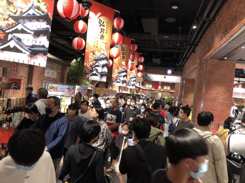 遠百竹北首度舉辦日本青森縣弘前市文化物產嘉年華,帶動週年慶業績,創造高銷量與高來客數。 圖片來源:遠百竹北 遠百竹北首度舉辦日本青森縣弘前市文化物產嘉年華,帶動週年慶業績,創造高銷量與高來客數。 圖片來源:遠百竹北