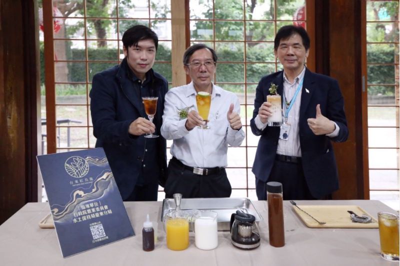 行政院農業委員會水土保持局臺東分局推動東部產業經濟與農業發展成果顯著,今(30日)舉辦成果發表會,與會貴賓水保局臺東分局長柯燦堂(中),財團法人中衛發展中心副總袁威五(右),以及廠商代表。 圖片來源:中衛中心 行政院農業委員會水土保持局臺東分局推動東部產業經濟與農業發展成果顯著,今(30日)舉辦成果發表會,與會貴賓水保局臺東分局長柯燦堂(中),財團法人中衛發展中心副總袁威五(右),以及廠商代表。 圖片來源:中衛中心